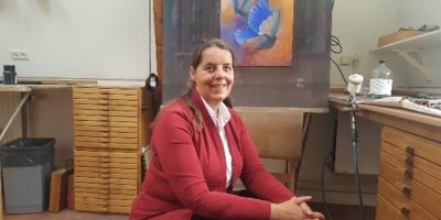 Loes in haar atelier